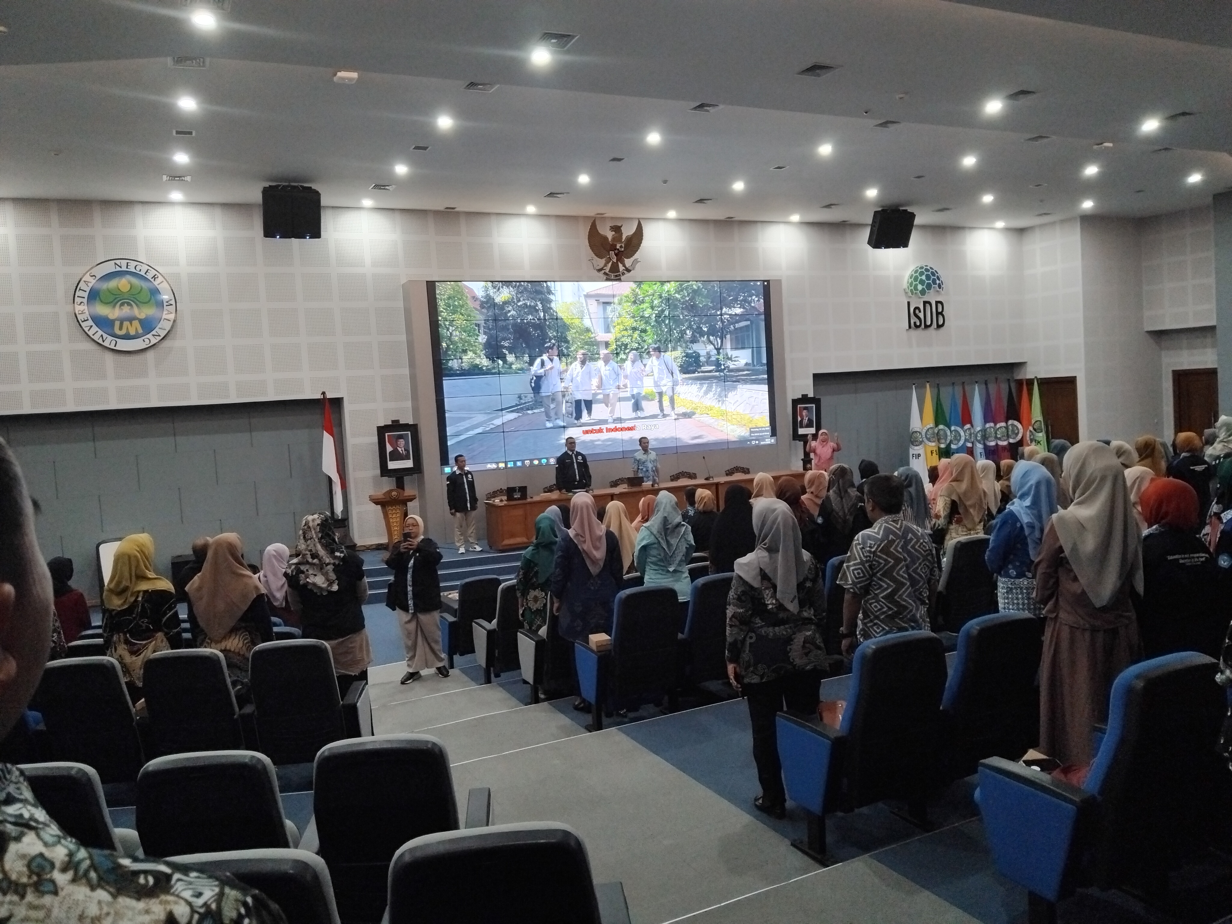 GURU BAHASA INGGRIS GERUDUK UM